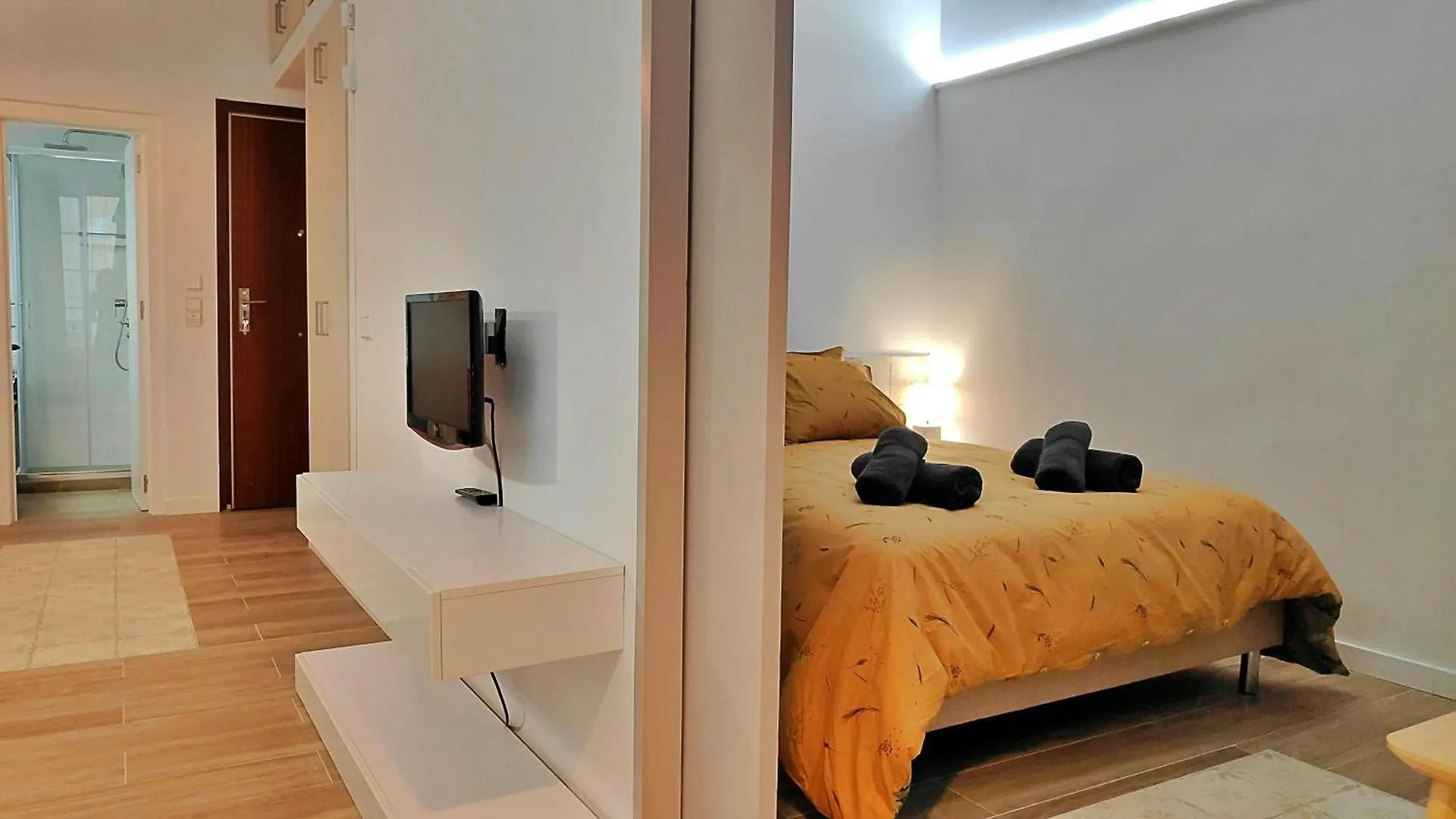 Sant Antoni 3 - Downtown Barcelona. Modern Apartment