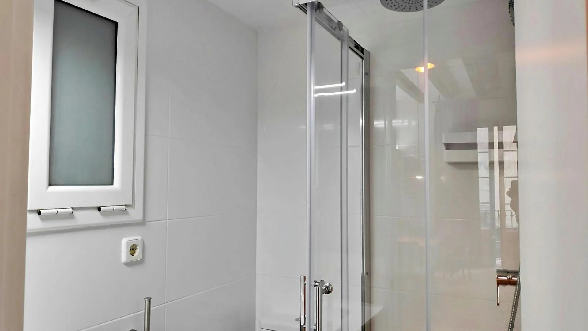 Sant Antoni 3 - Downtown Barcelona. Modern Apartment